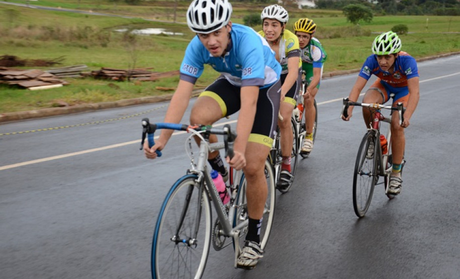 O atleta Vitor Fryder, de 13 anos, conquistou as primeiras medalhas para a cidade-sede da Fase final dos 60º Jogos Escolares do Paraná, Guarapuava, no primeiro dia de competições do ciclismo neste domingo, dia 30.