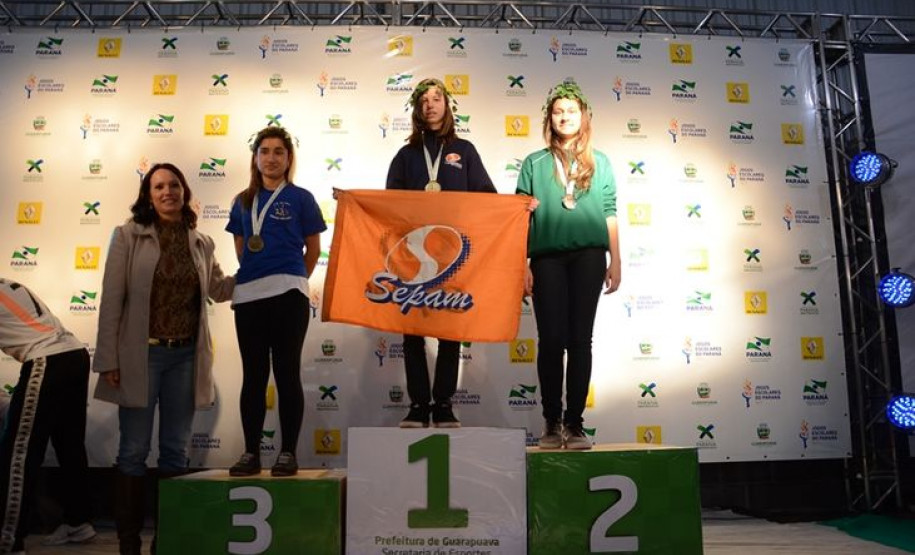 Vencedoras do Xadrez Rápido. Ouro para Lara Carolina Nalanowski, do SEPAM de Ponta Grossa. Prata para Gabriele Meurer de Lima, do SESI de Francisco Beltrão. Bronze para Diovana Ferreira dos Anjos, do CAIC Cândido Portinari, de Curitiba.