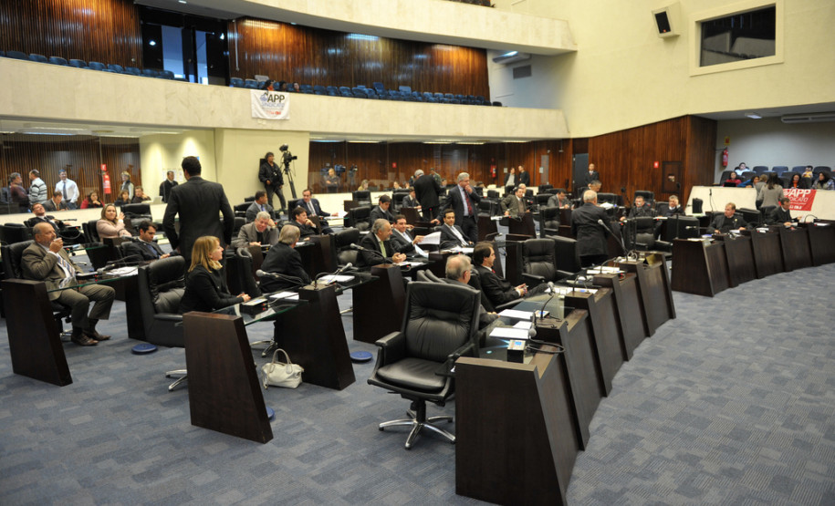 O projeto do governador Beto Richa que garante reajuste e equiparação salarial aos professores da rede estadual do Paraná foi aprovado nesta quarta.