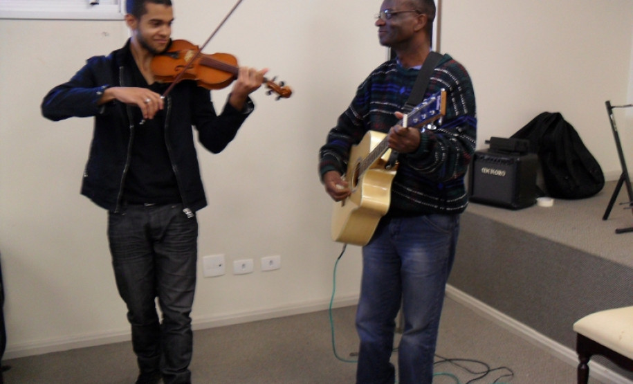 Governo assina parceria com Hospital do Câncer de Londrina, a 17ª instituição conveniada para permitir aulas a estudantes em internamento.