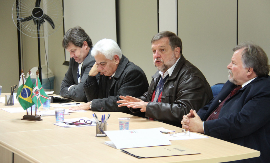 Universidades estaduais e secretarias traçam ações para reverter a queda na procura por cursos de licenciatura dirigidos à formação de professores.<br />
<br />
Veja mais fotos em: <a href=" http://www.flickr.com/photos/flavioarns/sets/72157634451188274/" target="_blank"> http://www.flickr.com/photos/flavioarns/</a>
