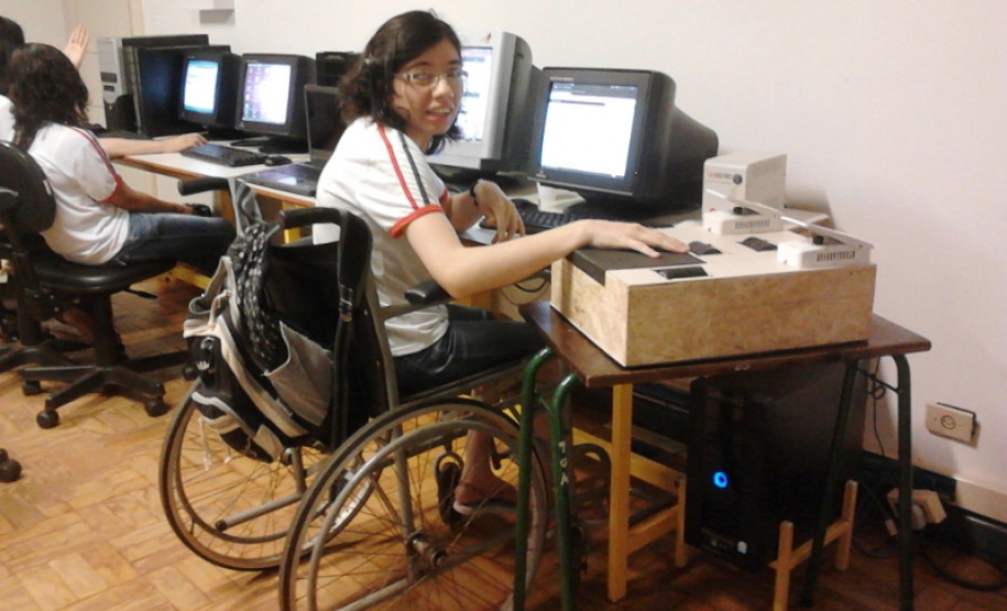 A iniciativa do professor de informática, Jair de Oliveira Júnior promoveu a inclusão da aluna Michele Aparecida Peixoto nas aulas do 3º ano do Curso Técnico em Informática, do Colégio Estadual São Vicente de Paula, em Nova Esperança. Júnior criou um dispositivo que substitui o mouse para Michele, que tem paralisia cerebral.