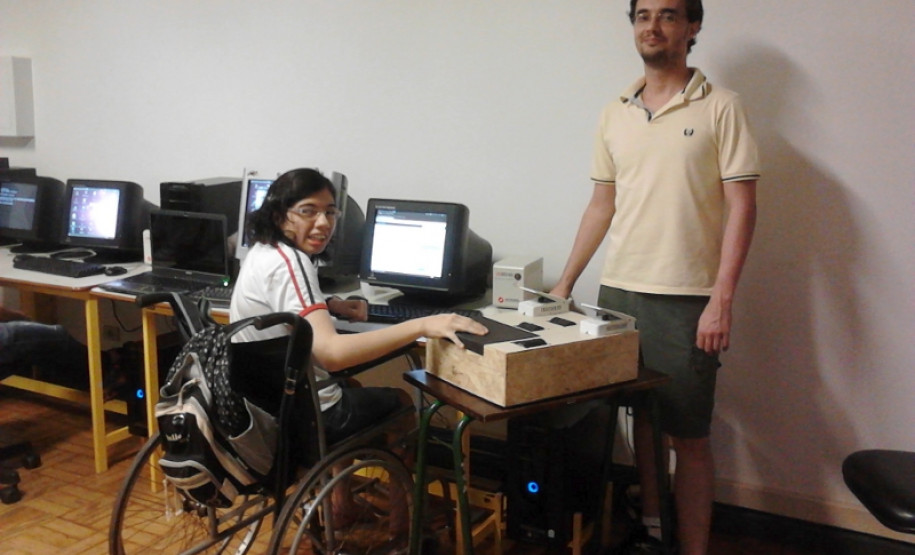 A iniciativa do professor de informática, Jair de Oliveira Júnior promoveu a inclusão da aluna Michele Aparecida Peixoto nas aulas do 3º ano do Curso Técnico em Informática, do Colégio Estadual São Vicente de Paula, em Nova Esperança. Júnior criou um dispositivo que substitui o mouse para Michele, que tem paralisia cerebral.