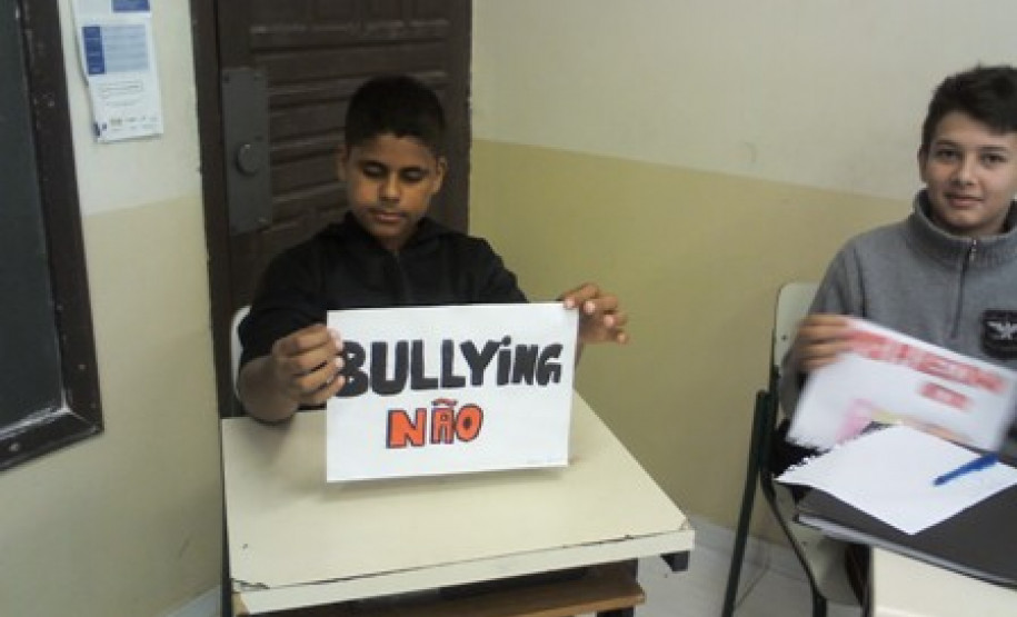 Alunos fizeram trabalhos e promoveram palestras para evitar práticas que podem gerar violência dentro das salas de aula.