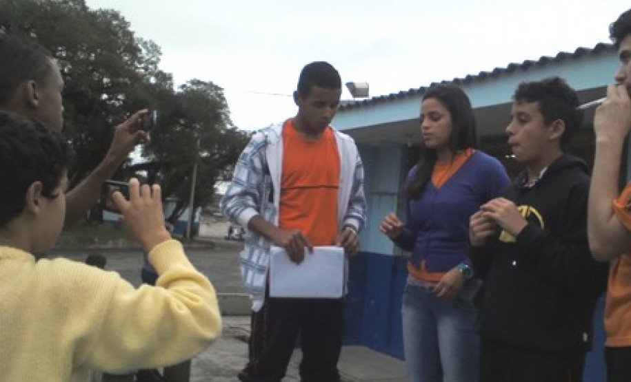 Os alunos também fizeram entrevistas com os próprios colegas do colégio para pesquisar se já sofreram ou praticaram o bullying.