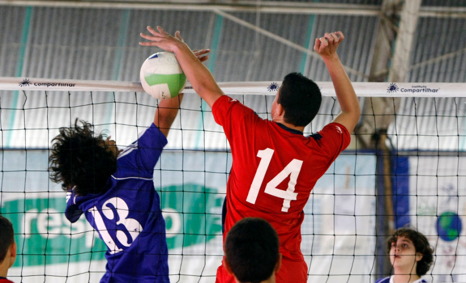 O programa Talento Olímpico Paranaense vai oferecer 660 bolsas para estudantes da rede estadual que praticam atividades esportivas olímpicas e paralímpicas. Na foto, atletas dos Jogos Escolares do Paraná 2013. Imagem meramente ilustrativa.