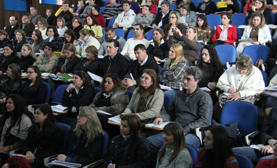 Reunião com chefes de Núcleo Regional de Educação (NRE) no Colégio da Polícia Militar, em Curitiba.<br />
<br />
Veja mais fotos em: <a href="http://www.flickr.com/photos/flavioarns/sets/72157634589503415/" target="_blank"> http://www.flickr.com/photos/flavioarns/</a>