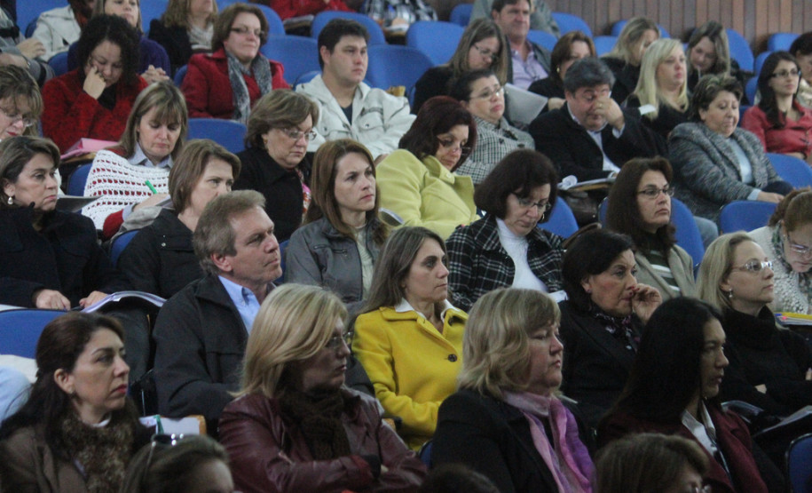 Reunião com chefes de Núcleo Regional de Educação (NRE) no Colégio da Polícia Militar, em Curitiba.<br />
<br />
Veja mais fotos em: <a href="http://www.flickr.com/photos/flavioarns/sets/72157634589503415/" target="_blank"> http://www.flickr.com/photos/flavioarns/</a>