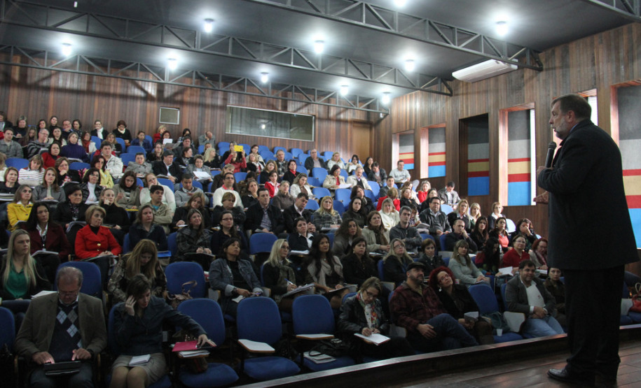 Reunião com chefes de Núcleo Regional de Educação (NRE) no Colégio da Polícia Militar, em Curitiba.<br />
<br />
Veja mais fotos em: <a href="http://www.flickr.com/photos/flavioarns/sets/72157634589503415/" target="_blank"> http://www.flickr.com/photos/flavioarns/</a>