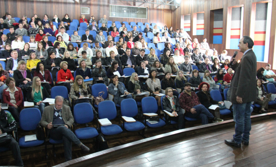Reunião com chefes de Núcleo Regional de Educação (NRE) no Colégio da Polícia Militar, em Curitiba.<br />
<br />
Veja mais fotos em: <a href="http://www.flickr.com/photos/flavioarns/sets/72157634589503415/" target="_blank"> http://www.flickr.com/photos/flavioarns/</a>