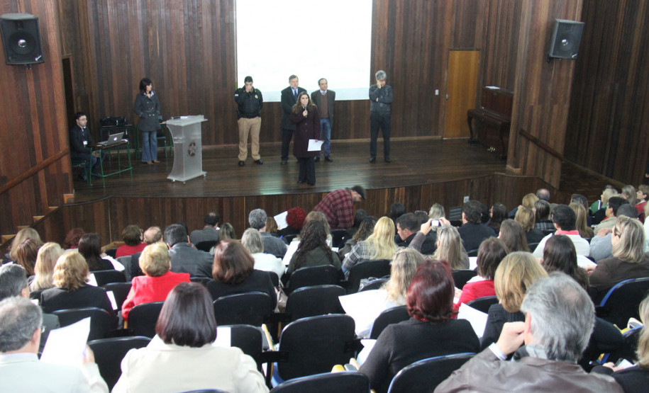 Reunião com chefes de Núcleo Regional de Educação (NRE) no Colégio da Polícia Militar, em Curitiba.<br />
<br />
Veja mais fotos em: <a href="http://www.flickr.com/photos/flavioarns/sets/72157634589503415/" target="_blank"> http://www.flickr.com/photos/flavioarns/</a>