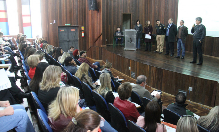 Reunião com chefes de Núcleo Regional de Educação (NRE) no Colégio da Polícia Militar, em Curitiba.<br />
<br />
Veja mais fotos em: <a href="http://www.flickr.com/photos/flavioarns/sets/72157634589503415/" target="_blank"> http://www.flickr.com/photos/flavioarns/</a>