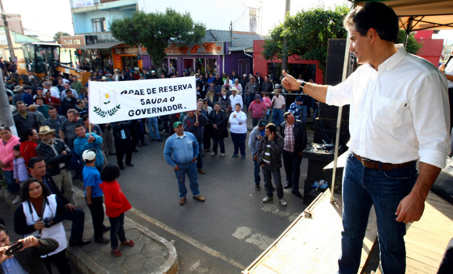 O governo estadual constrói em Reserva um novo prédio para o Colégio Estadual Albano Martins. O investimento é de R$ 3 milhões e a obra deverá ser concluída em três meses. São oito salas de aula, laboratórios de informática e de ciências, salas administrativas e de professores, quadra esportiva, banheiros, cozinha, refeitório e biblioteca. O colégio atende atualmente 120 estudantes, mas a capacidade será dobrada com a nova estrutura.