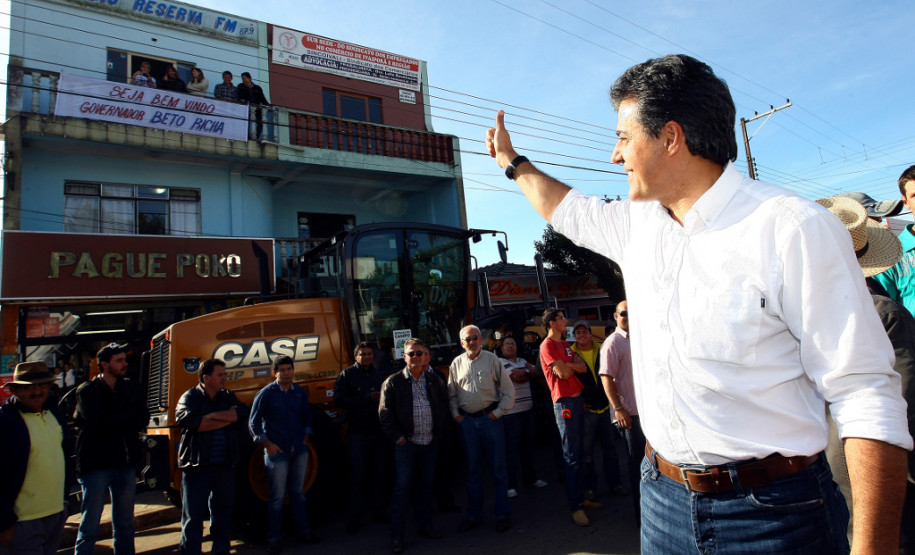 O governo estadual constrói em Reserva um novo prédio para o Colégio Estadual Albano Martins. O investimento é de R$ 3 milhões e a obra deverá ser concluída em três meses. São oito salas de aula, laboratórios de informática e de ciências, salas administrativas e de professores, quadra esportiva, banheiros, cozinha, refeitório e biblioteca. O colégio atende atualmente 120 estudantes, mas a capacidade será dobrada com a nova estrutura.