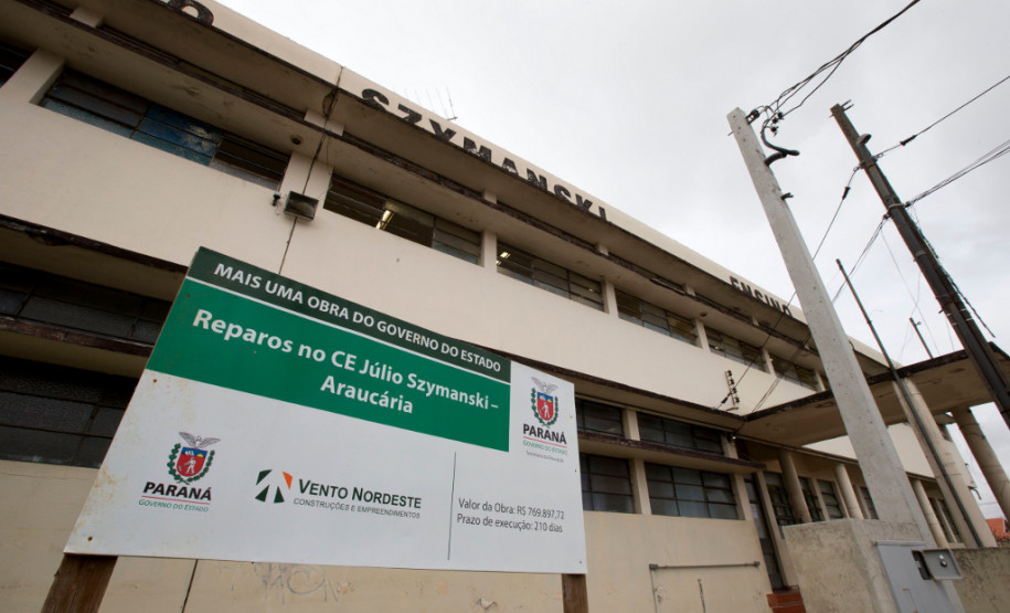 Colégio Estadual Professor Julio Szymanski, em Araucária, passa por obras de revitalização.Araucária, 09/07/2013.