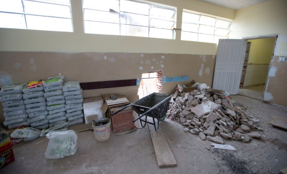 Colégio Estadual Professor Julio Szymanski, em Araucária, passa por obras de revitalização.Araucária, 09/07/2013.