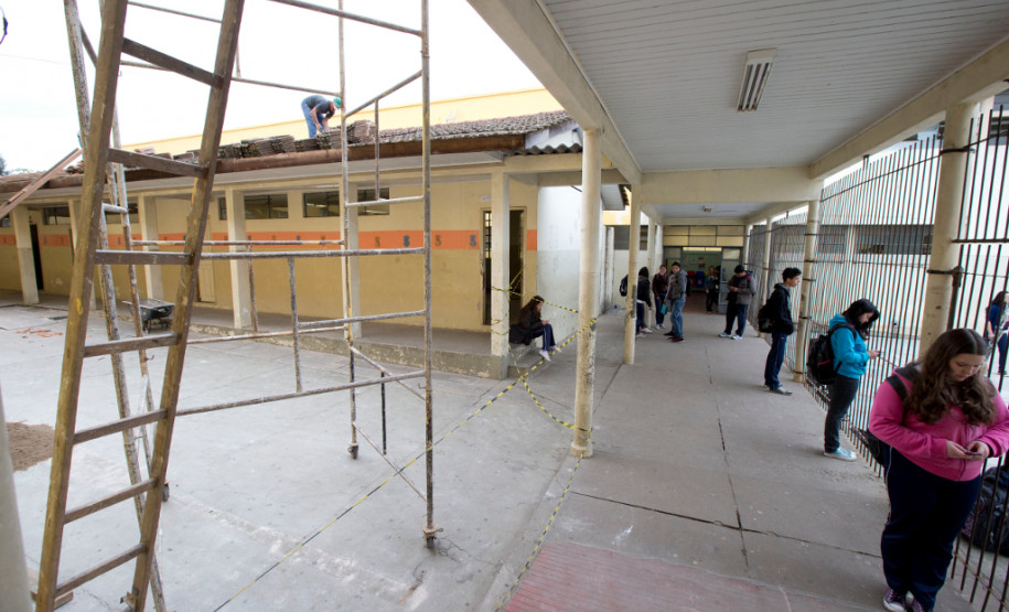 Colégio Estadual Professor Julio Szymanski, em Araucária, passa por obras de revitalização.Araucária, 09/07/2013.