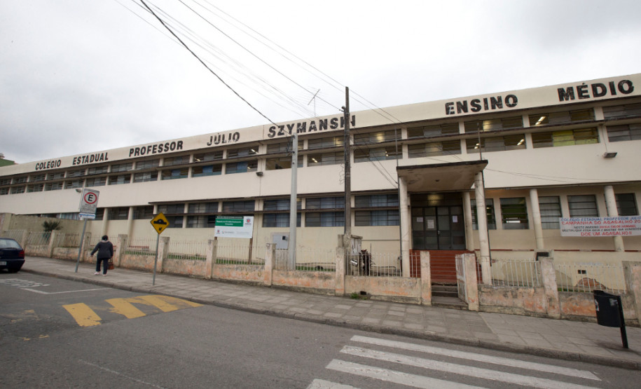 Colégio Estadual Professor Julio Szymanski, em Araucária, passa por obras de revitalização.Araucária, 09/07/2013.