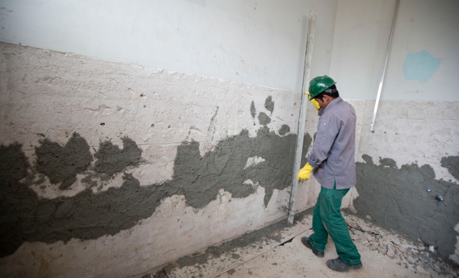 Colégio Estadual Professor Julio Szymanski, em Araucária, passa por obras de revitalização.Araucária, 09/07/2013.