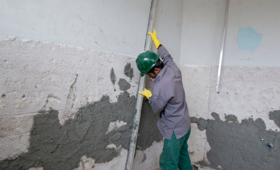 Colégio Estadual Professor Julio Szymanski, em Araucária, passa por obras de revitalização.Araucária, 09/07/2013.