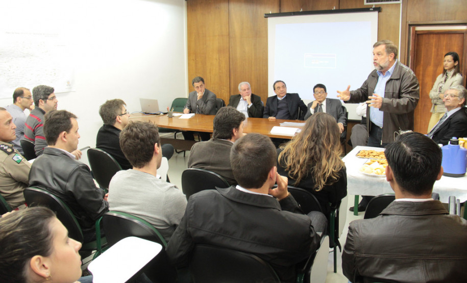 Vinte e seis profissionais iniciam seu trabalho na próxima semana. Proposta é dar maior agilidade nos processo de melhorias na infraestrutura das escolas. <br />
<br />
Veja mais fotos em: <a href=" http://www.flickr.com/photos/flavioarns/sets/72157634646651333/" target="_blank"> http://www.flickr.com/photos/flavioarns/</a>