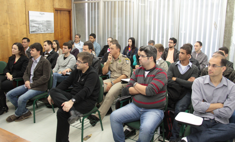 Vinte e seis profissionais iniciam seu trabalho na próxima semana. Proposta é dar maior agilidade nos processo de melhorias na infraestrutura das escolas. <br />
<br />
Veja mais fotos em: <a href=" http://www.flickr.com/photos/flavioarns/sets/72157634646651333/" target="_blank"> http://www.flickr.com/photos/flavioarns/</a>