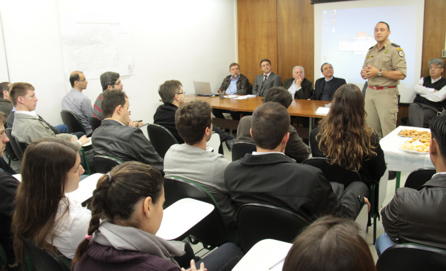 Vinte e seis profissionais iniciam seu trabalho na próxima semana. Proposta é dar maior agilidade nos processo de melhorias na infraestrutura das escolas. <br />
<br />
Veja mais fotos em: <a href=" http://www.flickr.com/photos/flavioarns/sets/72157634646651333/" target="_blank"> http://www.flickr.com/photos/flavioarns/</a>