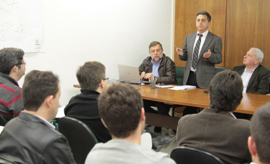 Vinte e seis profissionais iniciam seu trabalho na próxima semana. Proposta é dar maior agilidade nos processo de melhorias na infraestrutura das escolas. <br />
<br />
Veja mais fotos em: <a href=" http://www.flickr.com/photos/flavioarns/sets/72157634646651333/" target="_blank"> http://www.flickr.com/photos/flavioarns/</a>