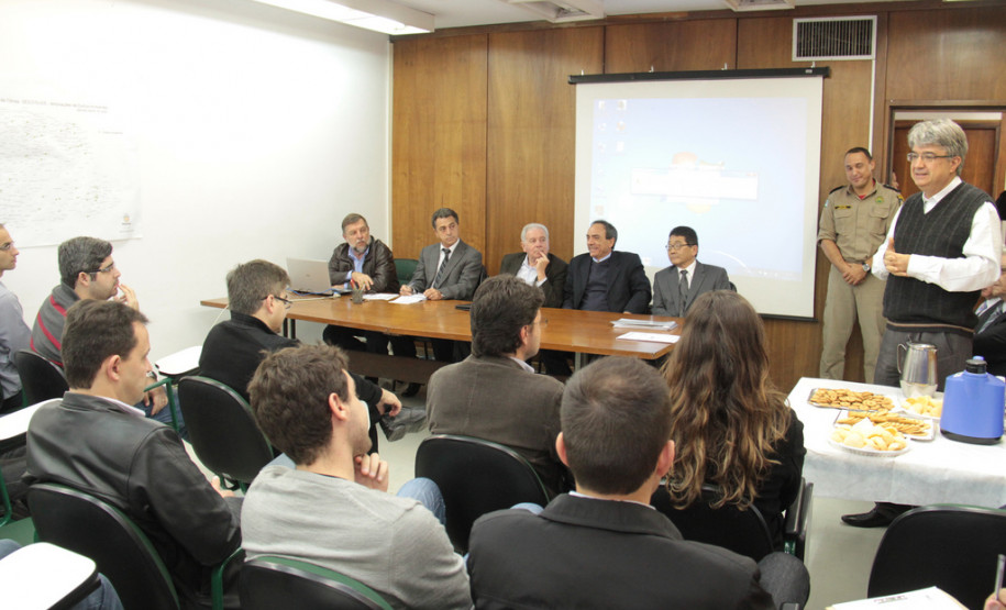 Vinte e seis profissionais iniciam seu trabalho na próxima semana. Proposta é dar maior agilidade nos processo de melhorias na infraestrutura das escolas. <br />
<br />
Veja mais fotos em: <a href=" http://www.flickr.com/photos/flavioarns/sets/72157634646651333/" target="_blank"> http://www.flickr.com/photos/flavioarns/</a>