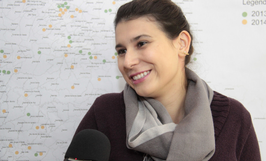 Vinte e seis profissionais iniciam seu trabalho na próxima semana. Proposta é dar maior agilidade nos processo de melhorias na infraestrutura das escolas. Na foto, a engenheira Aline Ferreira, que vai trabalhar na Regional de Educação de Toledo. <br />
<br />
Veja mais fotos em: <a href=" http://www.flickr.com/photos/flavioarns/sets/72157634646651333/" target="_blank"> http://www.flickr.com/photos/flavioarns/</a>