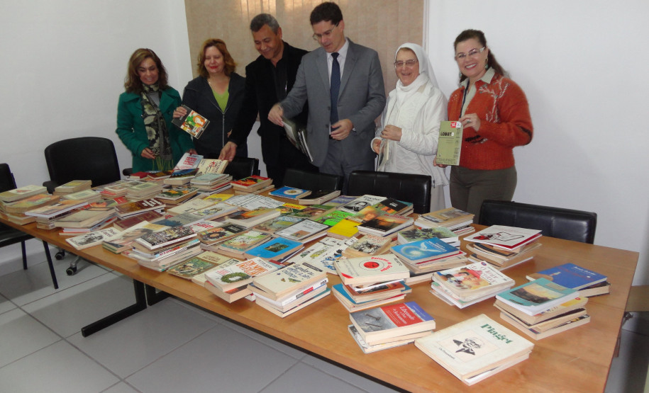 Colégio Estadual Santa Cândida, em Curitiba, doou 400 exemplares de livros de literatura arrecadados em campanha que envolveu a comunidade escolar.