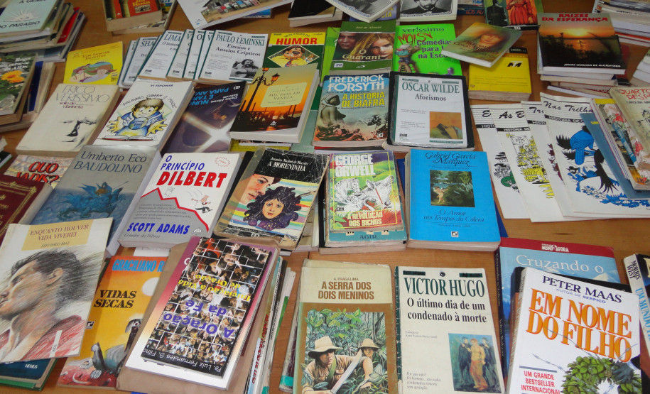 Colégio Estadual Santa Cândida, em Curitiba, doou 400 exemplares de livros de literatura arrecadados em campanha que envolveu a comunidade escolar.