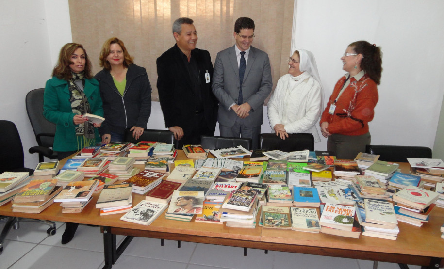 Colégio Estadual Santa Cândida, em Curitiba, doou 400 exemplares de livros de literatura arrecadados em campanha que envolveu a comunidade escolar.