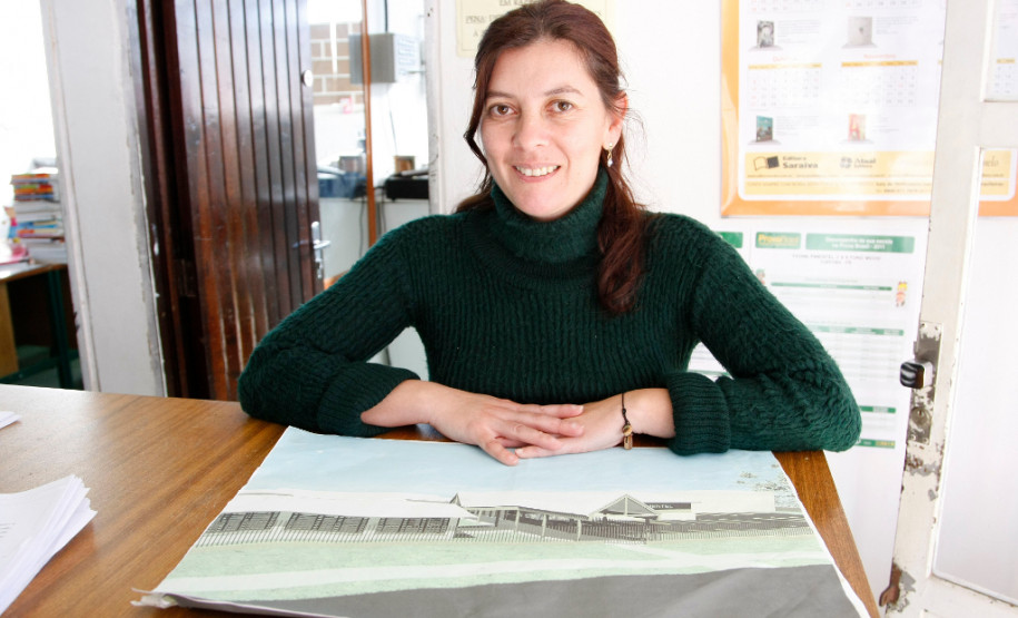 Colégio Estadual Yvone Pimentel recebe obras de reforma e ampliação. Mãe de estudante Alzionete de Fatima Cordeiro. 16-07-13.