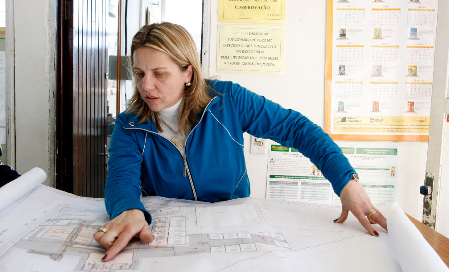 Colégio Estadual Yvone Pimentel recebe obras de reforma e ampliação. Diretora Adriana Kampa. 16-07-13.