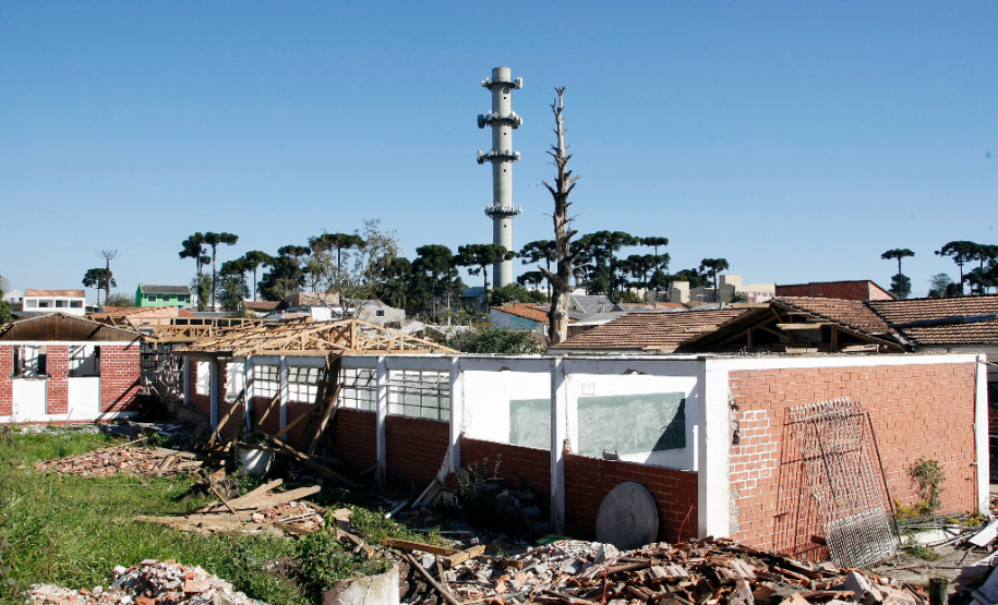 Colégio Estadual Yvone Pimentel recebe obras de reforma e ampliação. 16-07-13.
