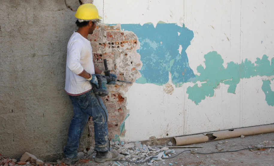 Colégio Estadual Yvone Pimentel recebe obras de reforma e ampliação. 16-07-13.