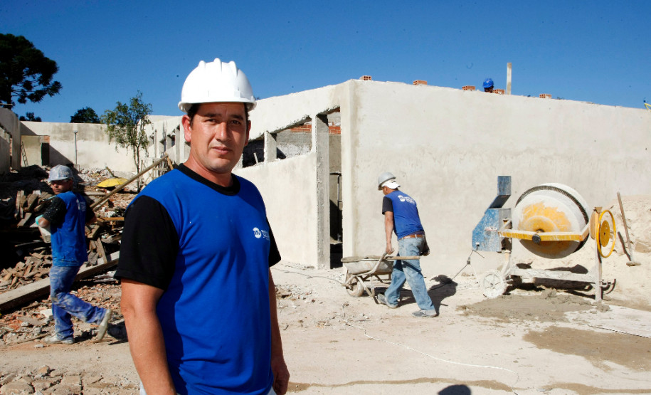 Colégio Estadual Yvone Pimentel recebe obras de reforma e ampliação. Mestre de obras Adalberto Antunes de Lima. 16-07-13.