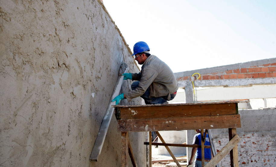 Colégio Estadual Yvone Pimentel recebe obras de reforma e ampliação. 16-07-13.