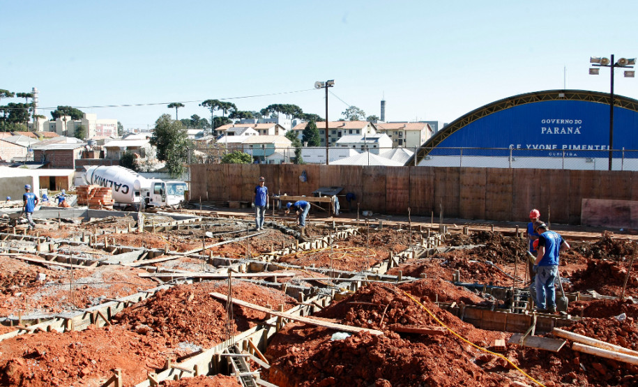 Colégio Estadual Yvone Pimentel recebe obras de reforma e ampliação. 16-07-13.
