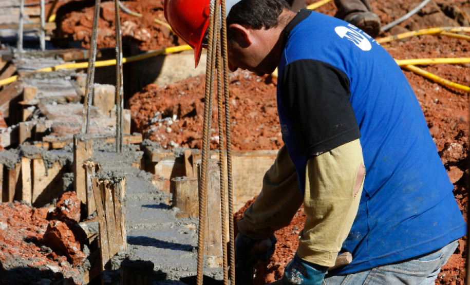 Colégio Estadual Yvone Pimentel recebe obras de reforma e ampliação. 16-07-13.