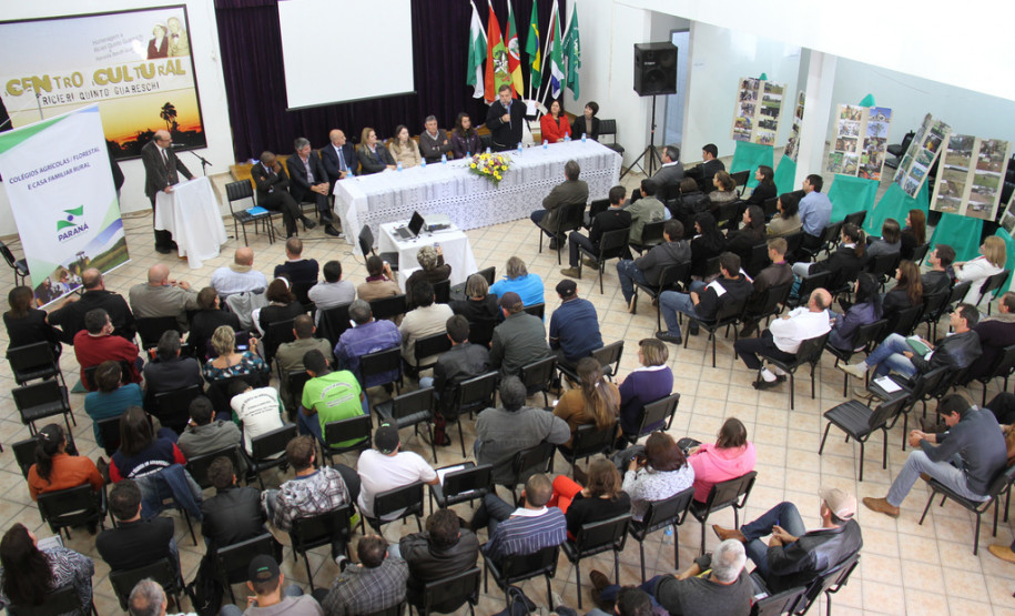 Mostra selecionou 30 trabalhos de estudantes que irão participar da Semana de Festividades, na cidade de Lyon, França, no final do ano.<br />
<br />
Veja mais fotos em: <a href="http://www.flickr.com/photos/flavioarns/sets/72157634667385647/" target="_blank">http://www.flickr.com/photos/flavioarns/</a>