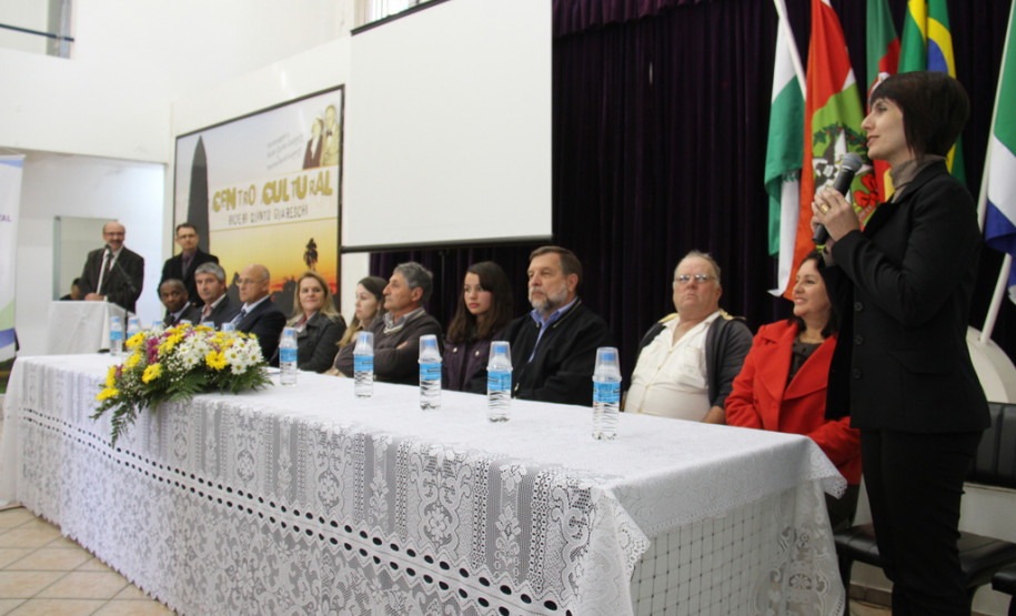 Mostra selecionou 30 trabalhos de estudantes que irão participar da Semana de Festividades, na cidade de Lyon, França, no final do ano.<br />
<br />
Veja mais fotos em: <a href="http://www.flickr.com/photos/flavioarns/sets/72157634667385647/" target="_blank">http://www.flickr.com/photos/flavioarns/</a>