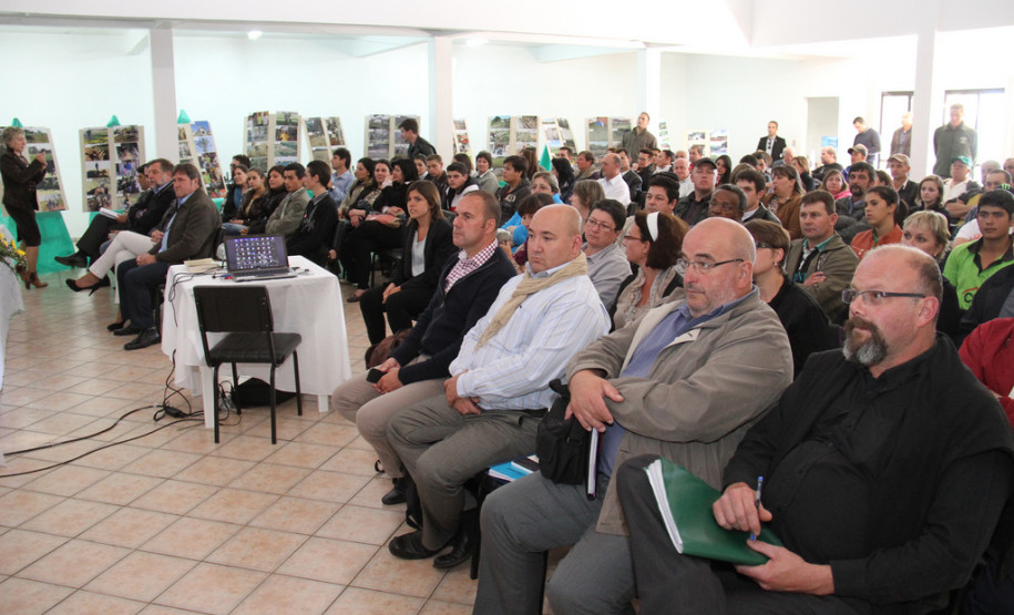Mostra selecionou 30 trabalhos de estudantes que irão participar da Semana de Festividades, na cidade de Lyon, França, no final do ano.<br />
<br />
Veja mais fotos em: <a href="http://www.flickr.com/photos/flavioarns/sets/72157634667385647/" target="_blank">http://www.flickr.com/photos/flavioarns/</a>