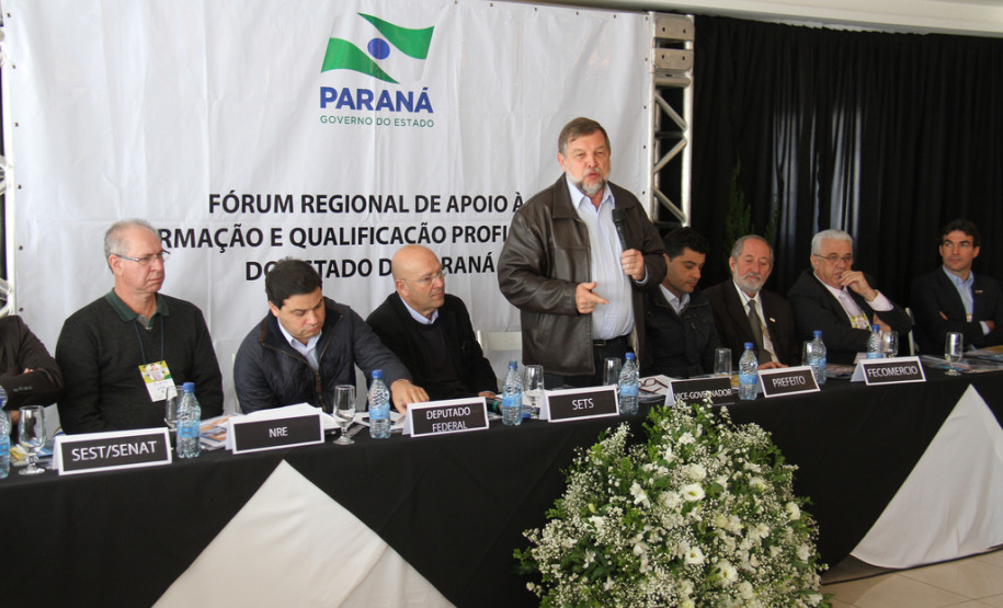 Tema foi discutido na abertura do Fórum Regional de Apoio à Formação e Qualificação Profissional, em Ponta Grossa, nesta quinta-feira (18). <br />
<br />
Veja mais fotos em: <a href=" http://www.flickr.com/photos/flavioarns/sets/72157634693340953/" target="_blank"> http://www.flickr.com/photos/flavioarns/ </a>