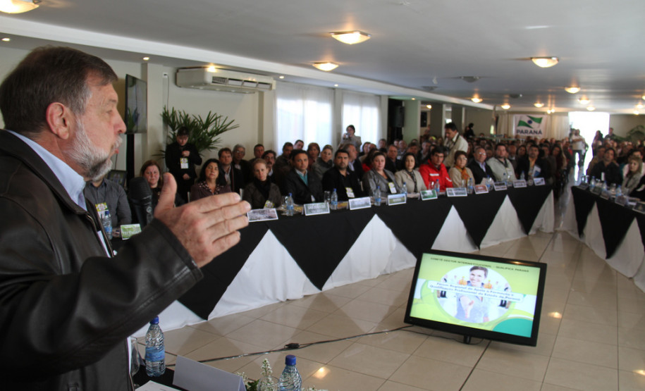 Tema foi discutido na abertura do Fórum Regional de Apoio à Formação e Qualificação Profissional, em Ponta Grossa, nesta quinta-feira (18). <br />
<br />
Veja mais fotos em: <a href=" http://www.flickr.com/photos/flavioarns/sets/72157634693340953/" target="_blank"> http://www.flickr.com/photos/flavioarns/ </a>