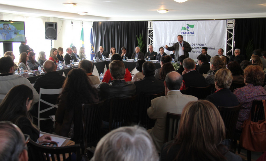 Tema foi discutido na abertura do Fórum Regional de Apoio à Formação e Qualificação Profissional, em Ponta Grossa, nesta quinta-feira (18). <br />
<br />
Veja mais fotos em: <a href=" http://www.flickr.com/photos/flavioarns/sets/72157634693340953/" target="_blank"> http://www.flickr.com/photos/flavioarns/ </a>