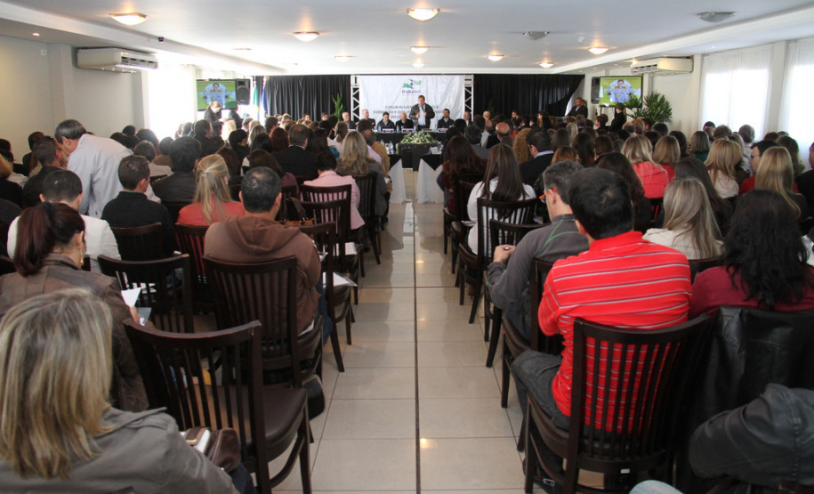 Tema foi discutido na abertura do Fórum Regional de Apoio à Formação e Qualificação Profissional, em Ponta Grossa, nesta quinta-feira (18). <br />
<br />
Veja mais fotos em: <a href=" http://www.flickr.com/photos/flavioarns/sets/72157634693340953/" target="_blank"> http://www.flickr.com/photos/flavioarns/ </a>