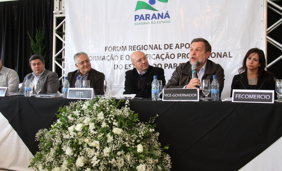 Tema foi discutido na abertura do Fórum Regional de Apoio à Formação e Qualificação Profissional, em Ponta Grossa, nesta quinta-feira (18). <br />
<br />
Veja mais fotos em: <a href=" http://www.flickr.com/photos/flavioarns/sets/72157634693340953/" target="_blank"> http://www.flickr.com/photos/flavioarns/ </a>