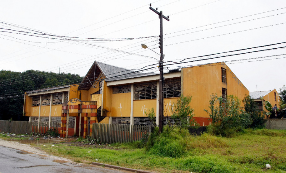 Prédio desativado em 2003 voltará a abrigar escola Colégio Estadual Ambrosio Bini em Almirante Tamandaré, sede do colégio onde ocorrerá a reforma estrutural. 19-07-13.